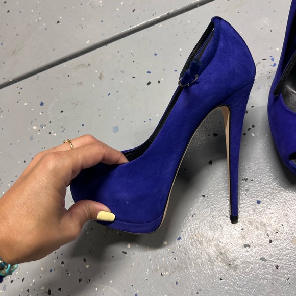 Worn these once or twice. One of the sexiest heels and a beautiful color! - Picture 4 of 9